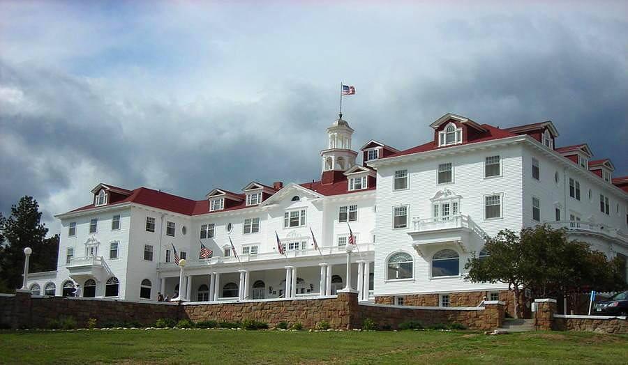 The Shining filminde Overlook Oteli olarak gösterilen 