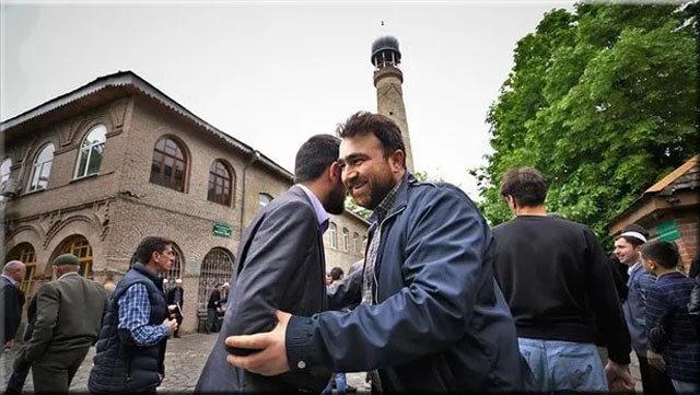 Bayram namazı sonrası bayramlaşma anını gösteren bir fotoğraf