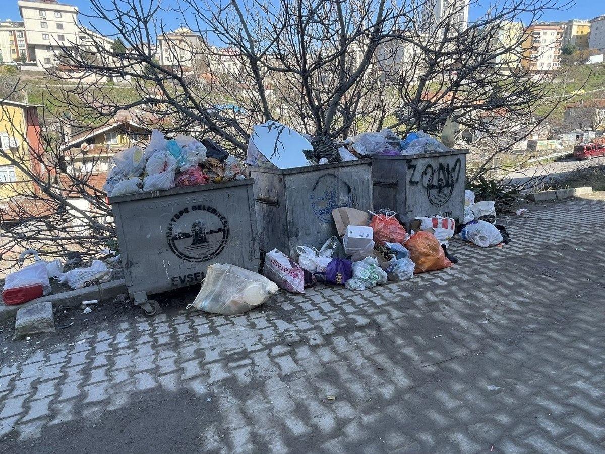 Maltepe Belediyesi'nin toplamadığı çöpler.