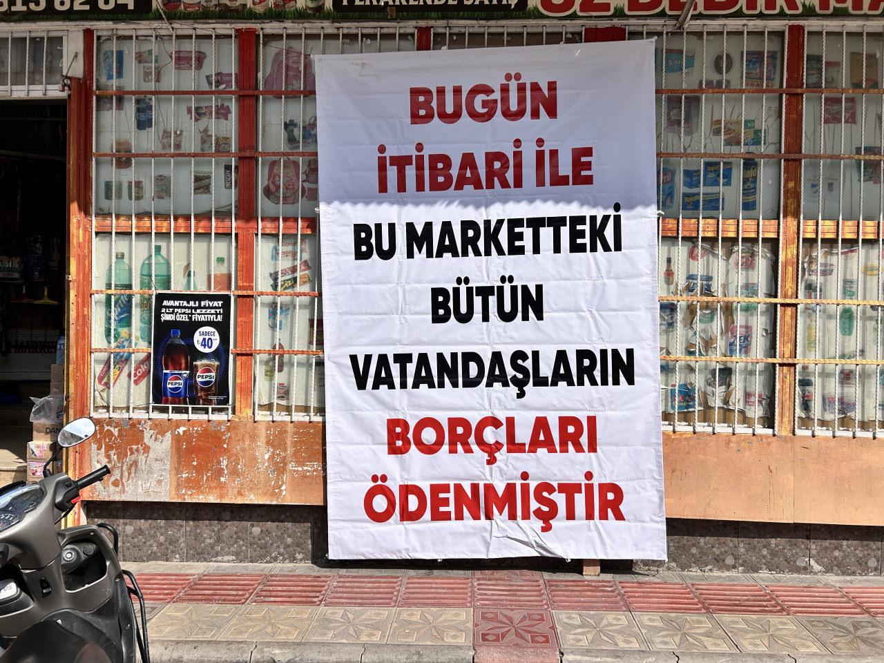 Borçların ödendiğine ilişkin pankart. 
