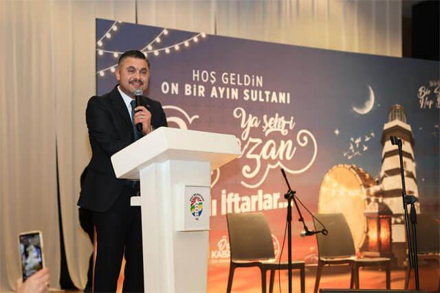 Şile iftar yemeğinde konuşma yapan Belediye Başkanı Özgür Kabadayı