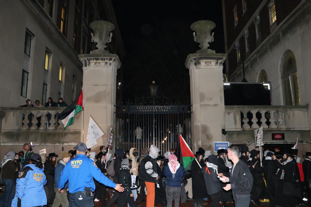 Columbia Üniversitesi önündeki protesto