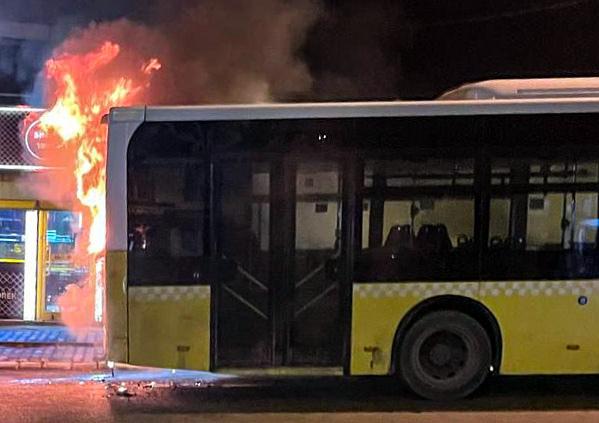 Yangın, otobüsün motor kısmından çıktı. 