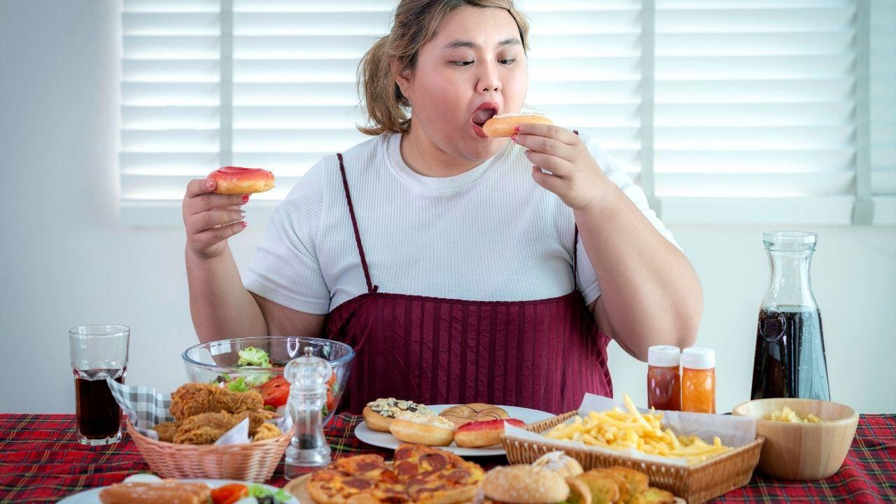 Mukbang akımı, ölüme varabilen ciddi sağlık sorunlarına sebep olabiliyor.