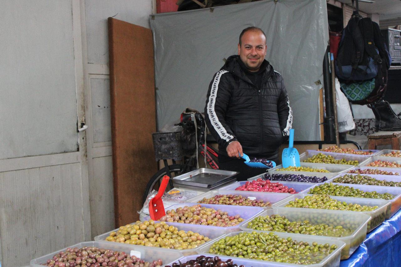 Renkli zeytinlerin kilogramı 250 TL'den satılıyor. 