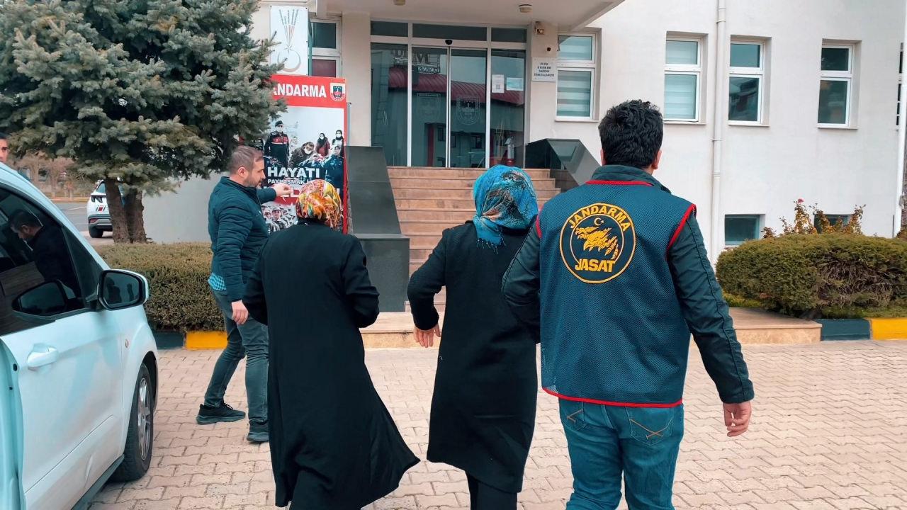 Tekirdağ'da 'yakın akrabayı öldürme' suçundan haklarında kesinleşmiş hapis cezası bulunan iki kadın, jandarmanın düzenlediği operasyonla yakalandı.