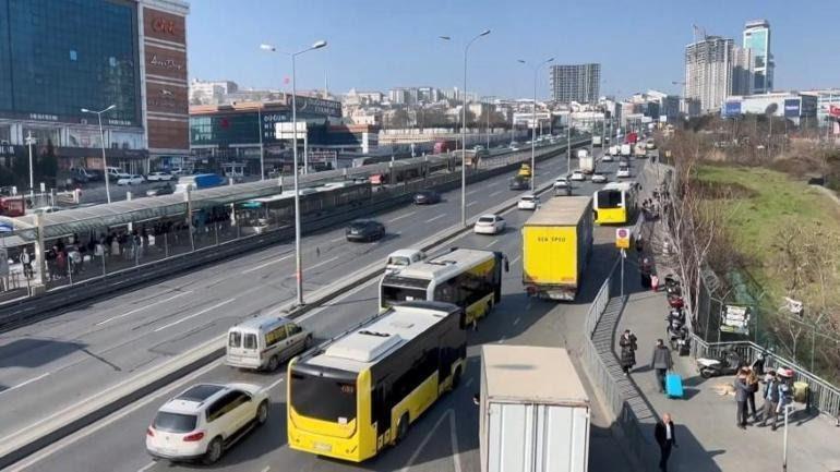 Kaza sonrası trafiğin normale döndüğü anlar