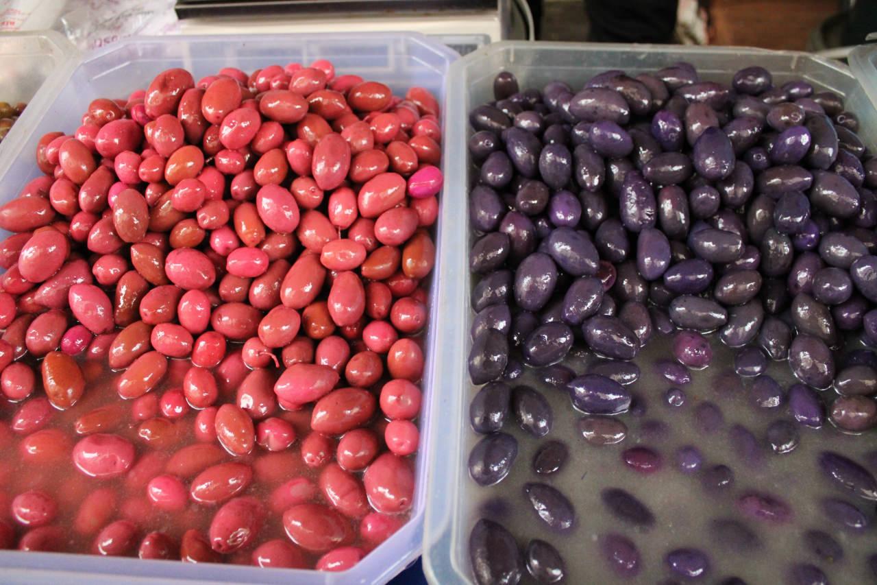 Pembe ve mor zeytin üretimi yapıldı.