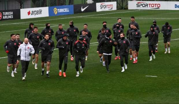 A Milli Takım, sağanak yağmur altında &ccedil;alıştı