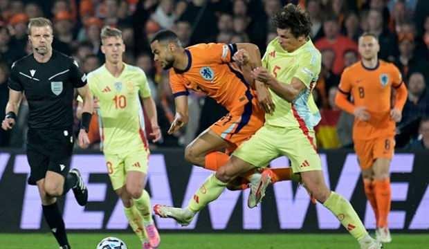 T&uuml;rkiye'yi de ilgilendiren Hollanda - İspanya ma&ccedil;ı nefes kesti