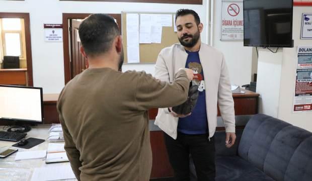 Patlayan lastiği servet dolu çanta bulmasına neden oldu 