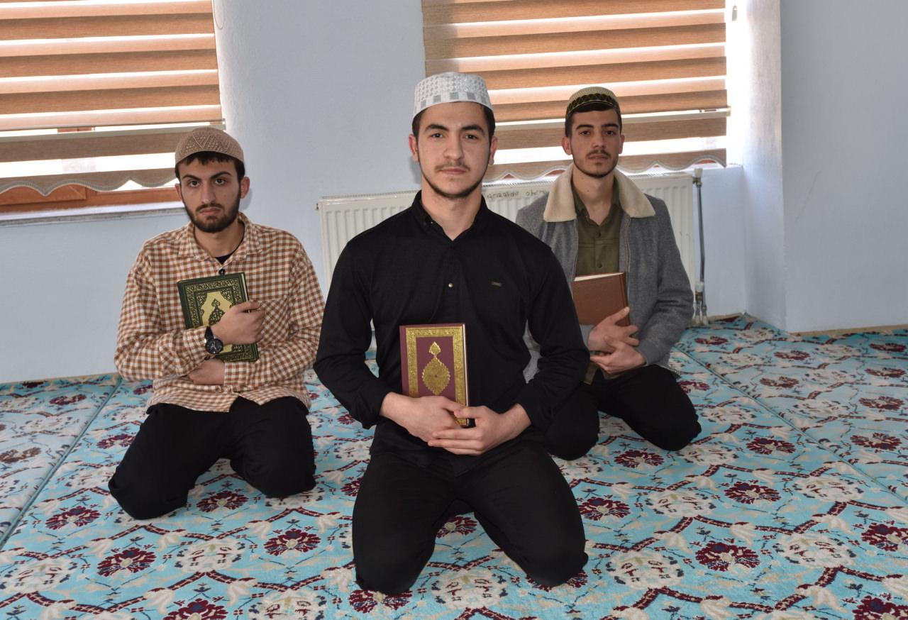 3 öğrenci 4 ayda hafız oldu. 