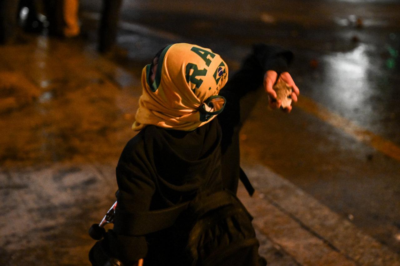  İstanbul Cumhuriyet Başsavcılığınca İBB'ye yönelik yürütülen yolsuzluk ve terör soruşturmalarını protesto etmek isteyen grup, Kızılay'da toplandı. 