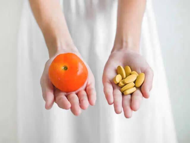 Vitamin takviyeleri ya da doğal sebze meyve seçimini sunan bir görsel