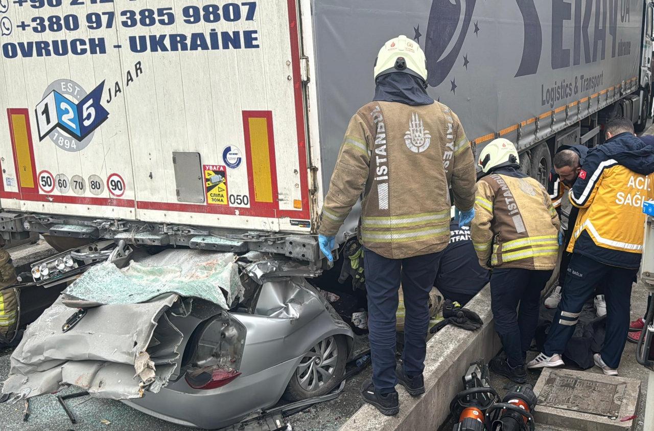 Araçta sıkışanlar için kurtarma çalışması başlatıldı. 