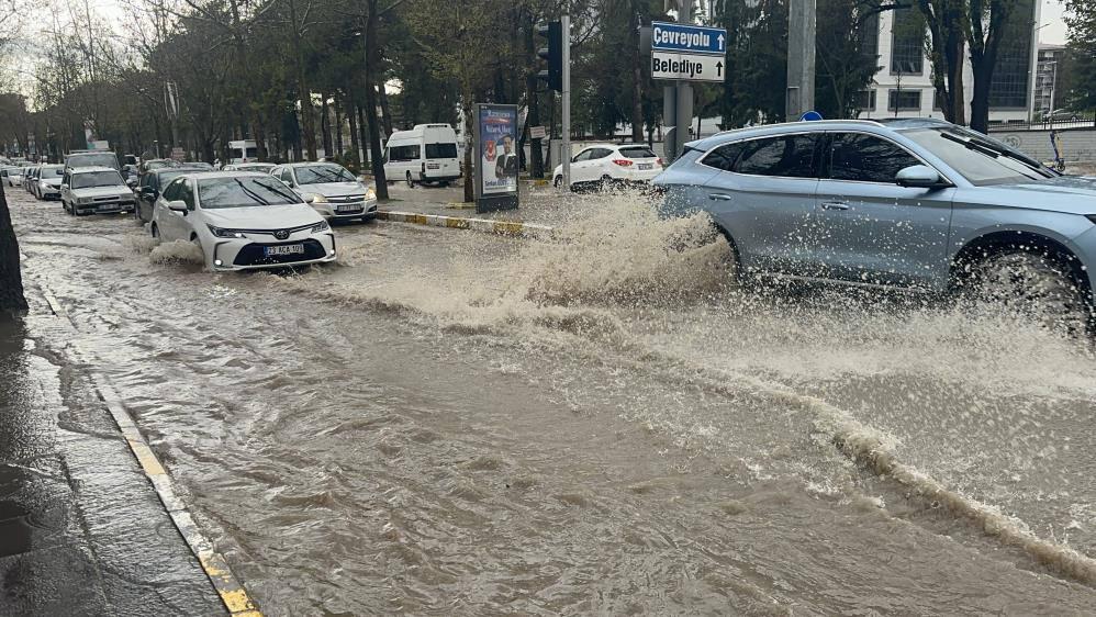 Cadde ve sokakları su bastı. 