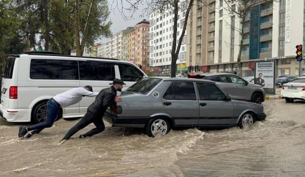 Elazığ'da kuvvetli yağış hayatı felç etti