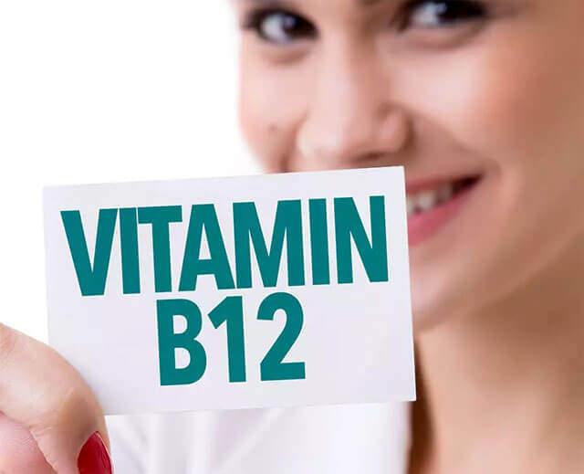 B12 vitamini yazılı bir kağıt tutan hemşire