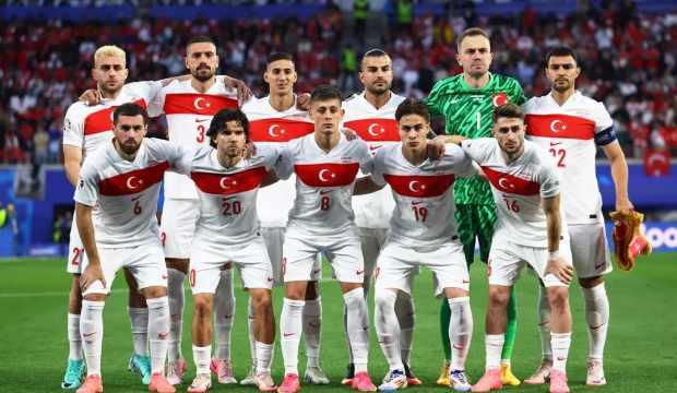 Milli futbolcu gönüllere taht kurdu! Seccade ve cübbesiyle camiye giderken görüntülendi
