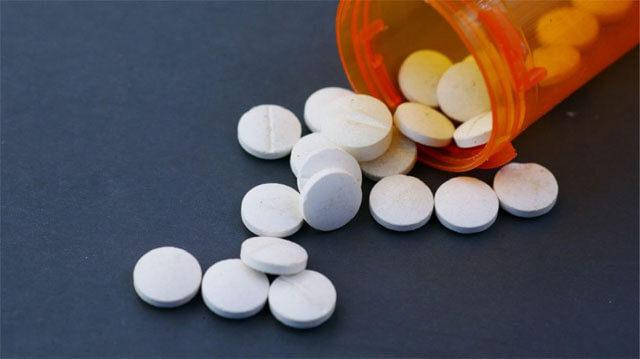 Kutusunda dökülmüş bir tablet magnezyum hapları