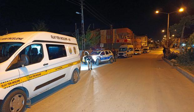 Adana'da korkunç olay: Arkadaşını boynundan bıçakladı!