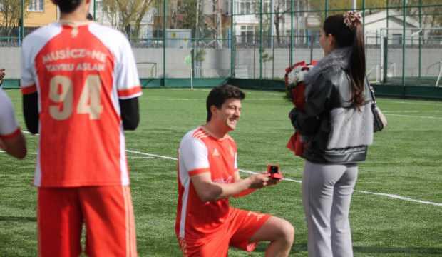 Hem 3 puanı hem de 'Evet'i kaptı: Kayseri'de sürpriz evlilik teklifi