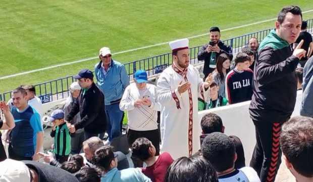 Kötü gidişat sonrası maça gelen hoca tribünde dua etti! Puanı kaptılar