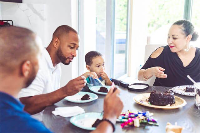 Pasta kesip yiyen bir aile