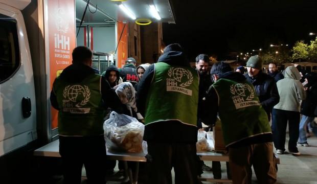 İHH, deprem sonrası sahaya inerek vatandaşlara çorba dağıttı