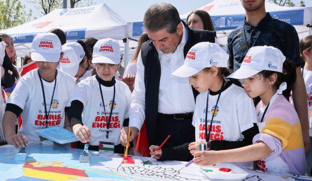 Esenler'de Barış Ekmeği Festivali renkli başladı!