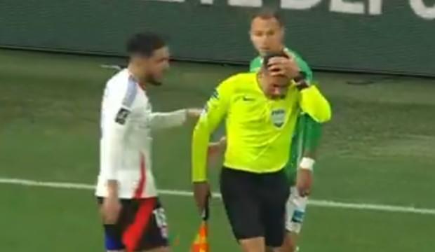 Fransa'da olaylı derbi! Hakem yerde kaldı: Maç 40 dakika durdu