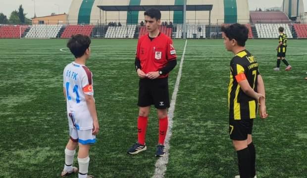 Tribünler 17 yaşındaki hakemi alkışladı: Rekabet bir süreliğine unutuldu