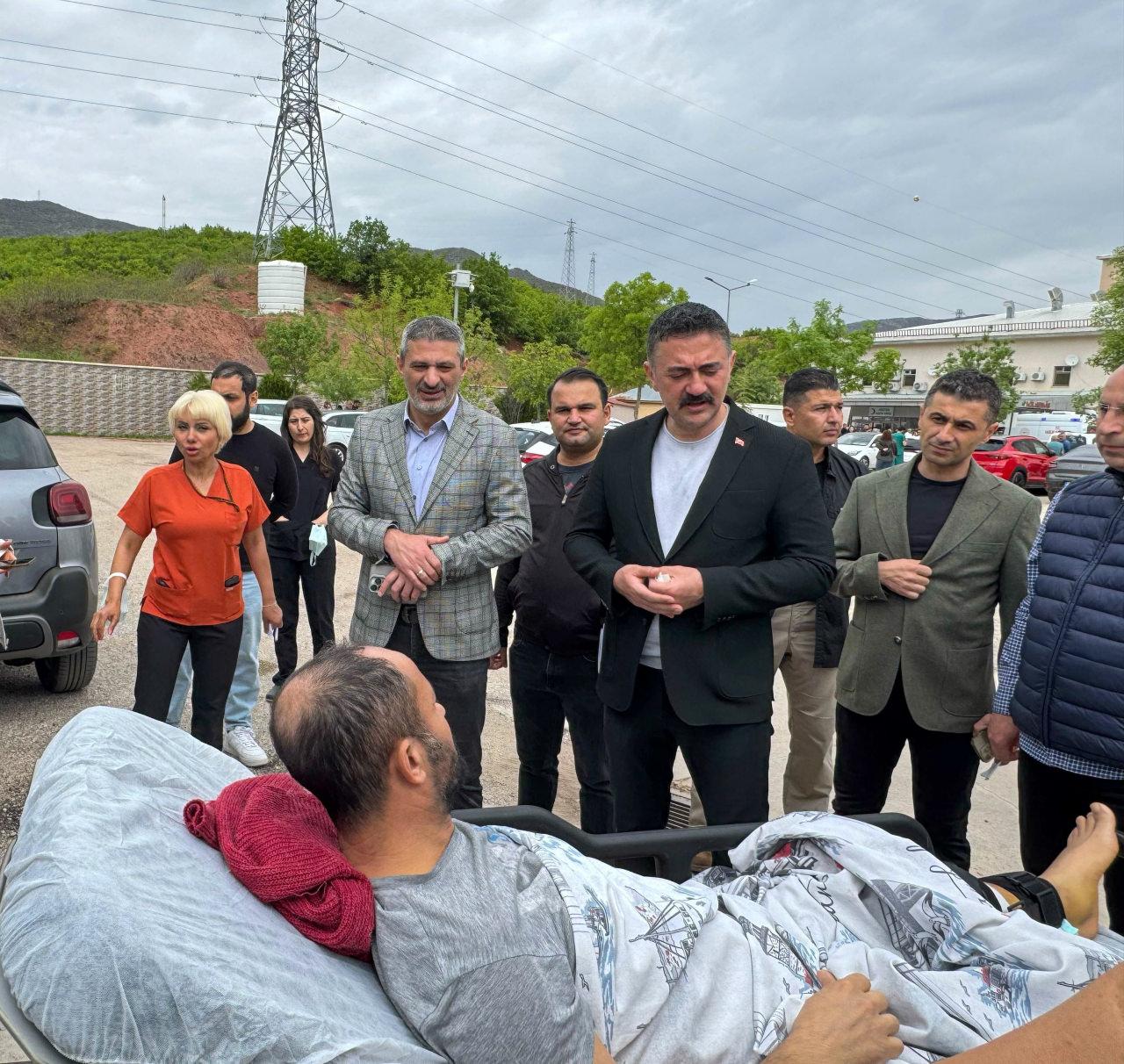 Tunceli Devlet Hastanesi'nde çıkan küçük çaplı yangın söndürüldü. Duman nedeniyle hastalar tedbir amaçlı hastane bahçesine çıkarıldı. Vali ve Belediye Başkan Vekili Bülent Tekbıyıkoğlu (ortada), olayın ardından hastaneyi ziyaret etti.