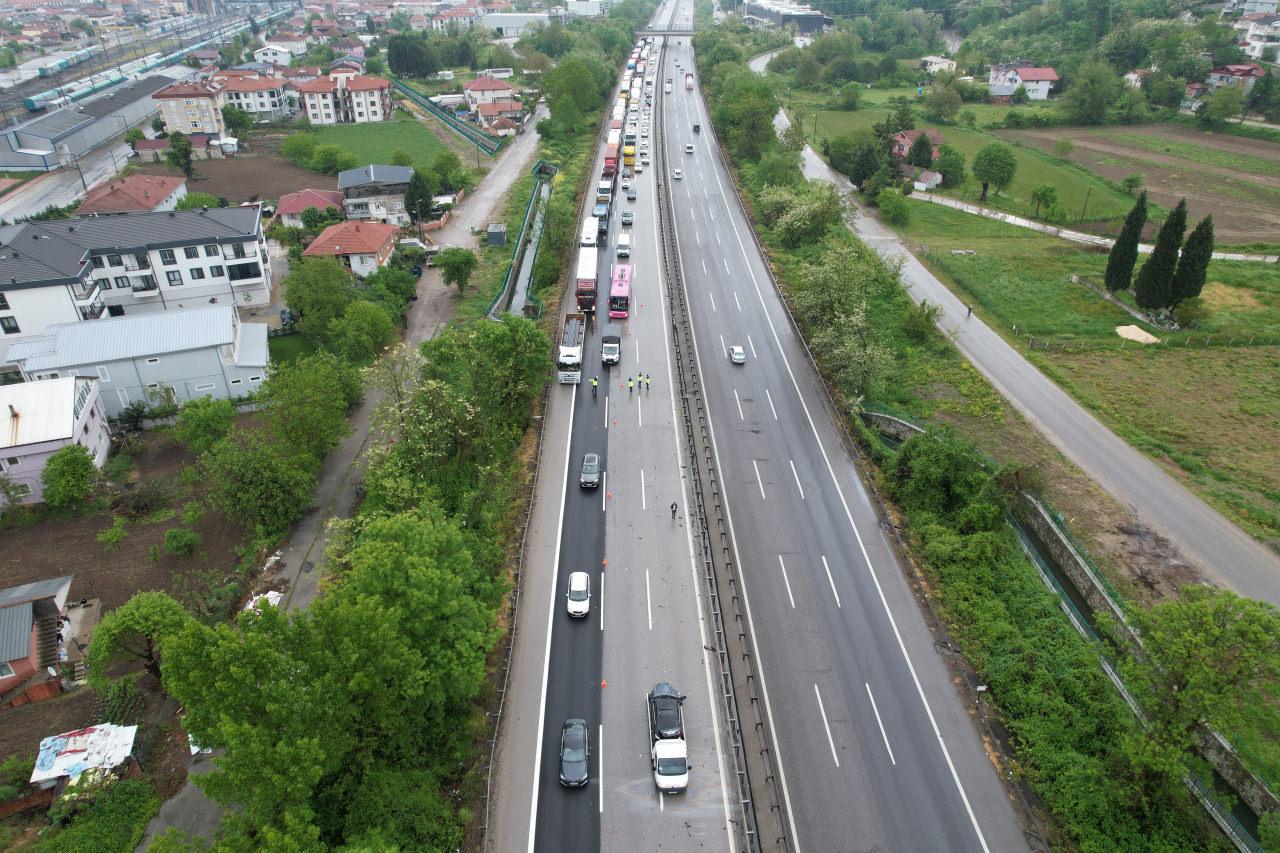 Kazalar nedeniyle oluşan trafik havadan görüntülendi.