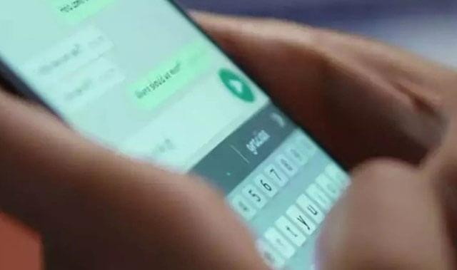whatsapp mesajlaşması sırasında çekilen bir telefon ekranı