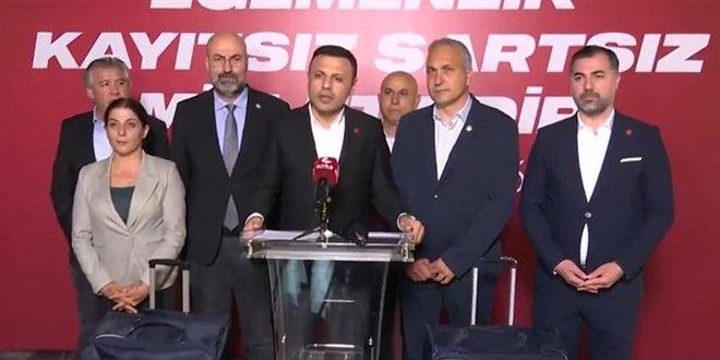 CHP İstanbul İl Başkanı Özgür Çelik'in valizlerde para değil jammer olduğunu açıkladığı basın açıklamasından görüntü