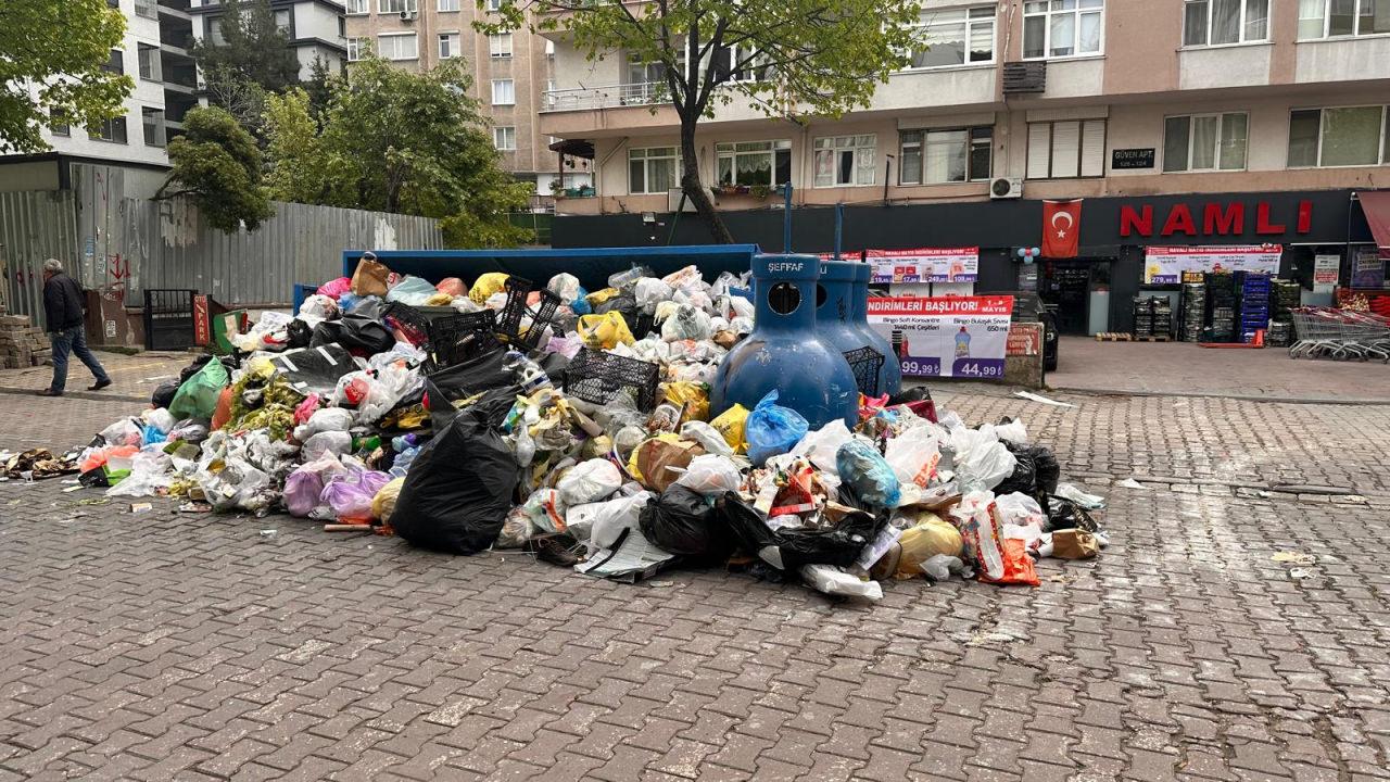 İstanbul'un merkez bölgelerinden Beşiktaş'ta sokaklar adeta çöp yığınları ile doldu