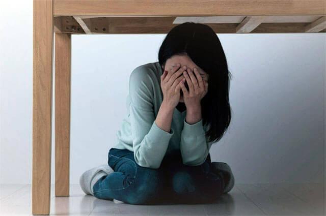 Deprem anında masanın altına giren bir kişi