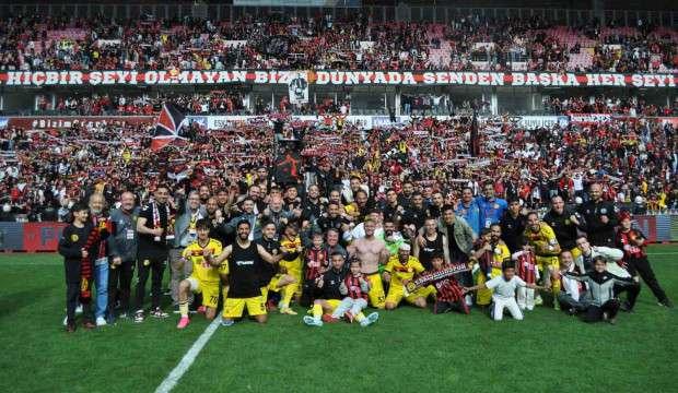 Süper Lig efsanesi 3. Lig'e yükseldi: Amatör maçı binlerce kişi seyretti