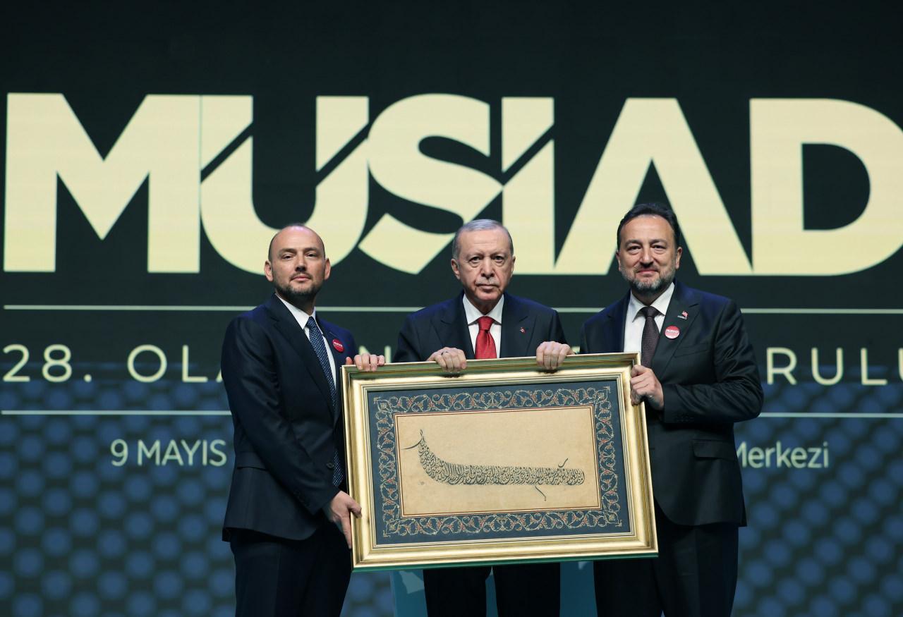 MÜSİAD Genel Başkanı Mahmut Asmalı (sağda) ile MÜSİAD Genel Başkanı seçilen Burhan Özdemir(solda)