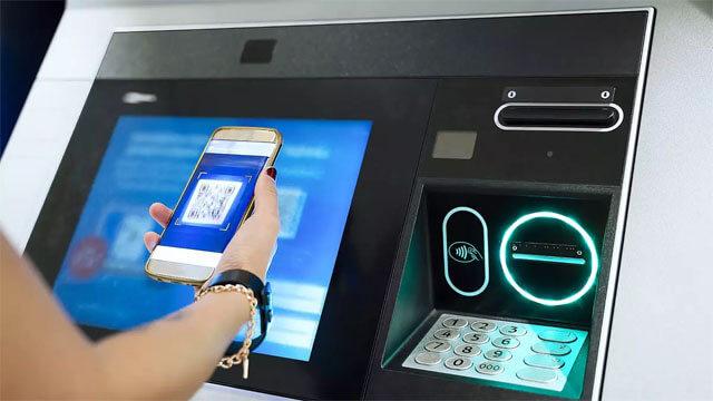 QR kod ile ATM'de hesabını açmaya çalışan biri