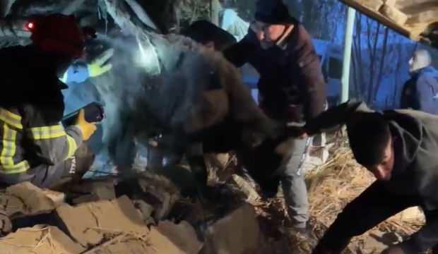 Yüksekova’da ahır çöktü: Besici felaketi yaşadı!