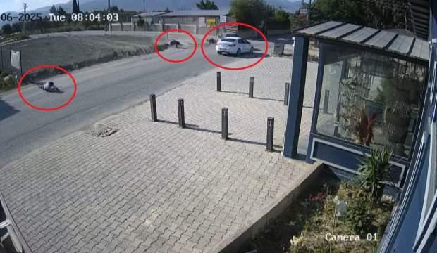 Motosikletliler otomobile çarptı, metrelerce havaya fırladılar