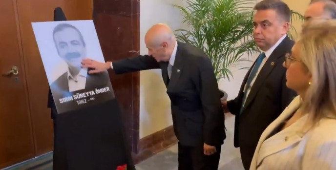 Devlet Bahçeli, Sırrı Süreyya Önder için TBMM'de düzenlenen taziye törenine katıldı. 