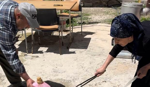 Hakkarili aile iki yıldır cehennemi yaşıyor: Evlerini istila ettiler!