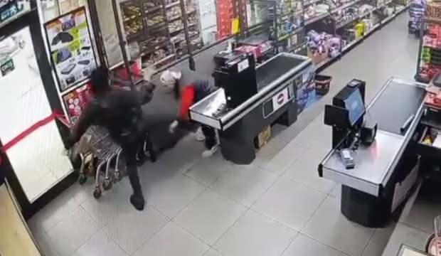 Bayrampaşa'da zincir markette bir kişiden, kasiyere tekme ve yumruk