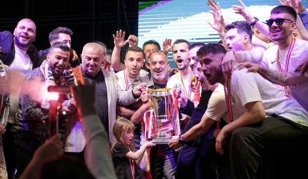 Şampiyonluklar peş peşe geldi: Mahalle takımı profesyonel lige çıktı