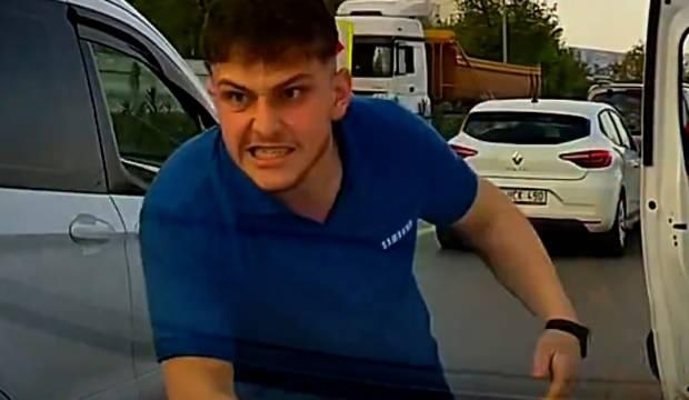 Sancaktepe’de trafikte yol verme kavgası! Aracın kaputunu yumrukladı