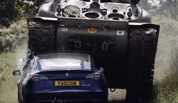 Tepki için Tesla'yı tankla ezdi! Aracın sonu hayrete düşürdü