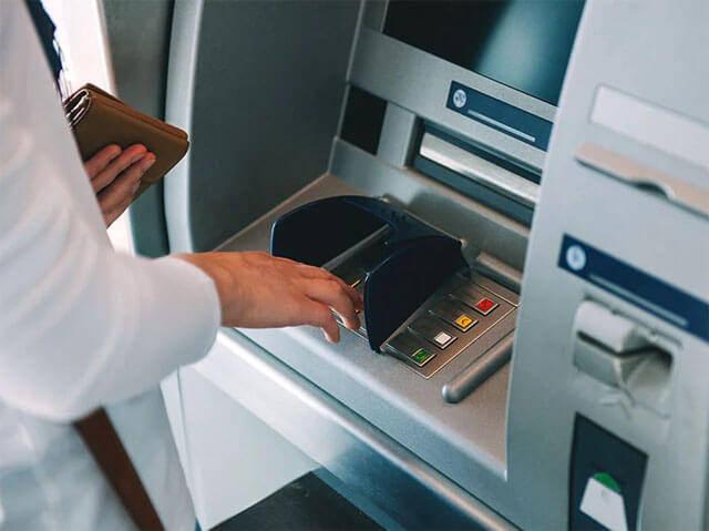 ATM kullanan bir kişi